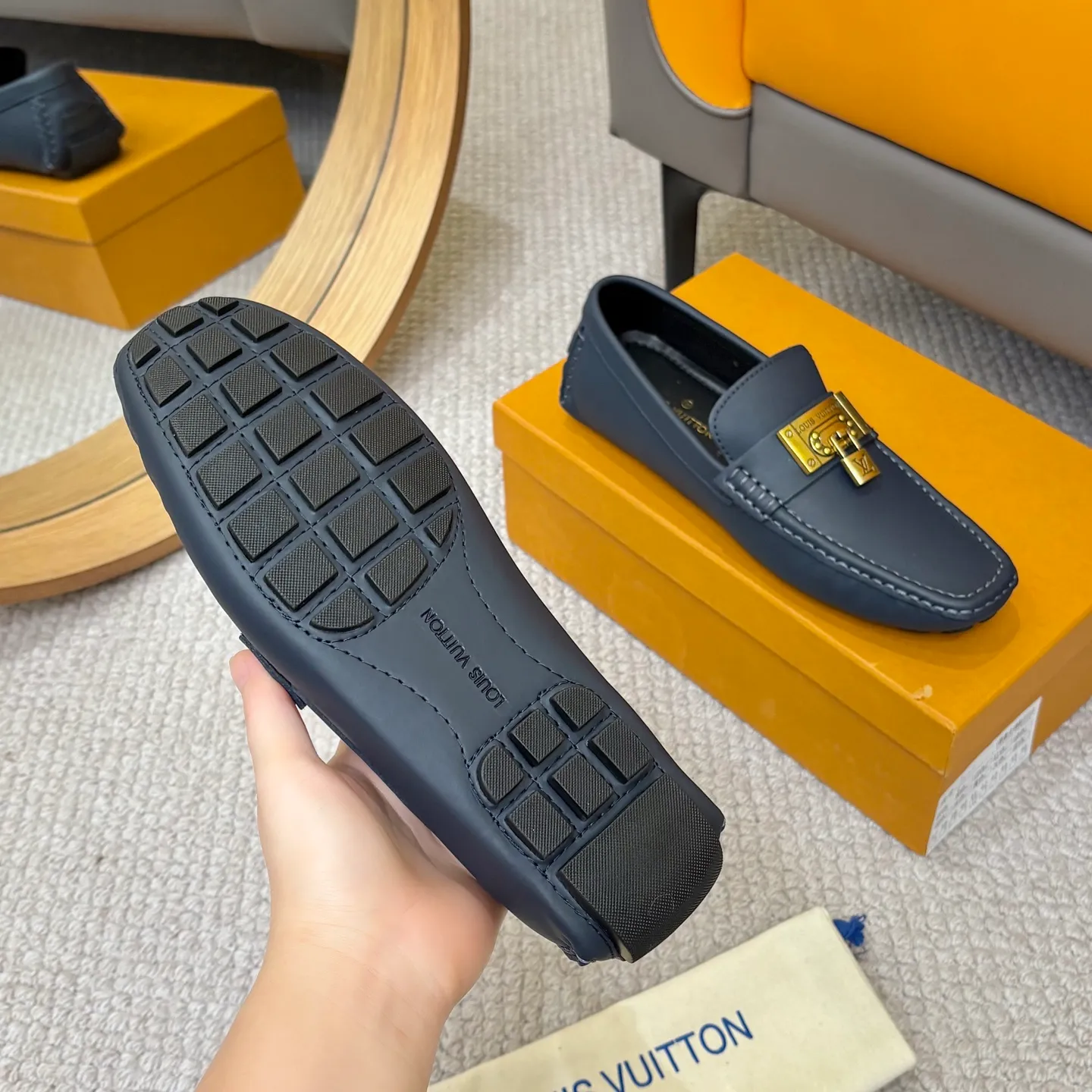 Men's men's shoes 💰420 (Yangli) LV 2⃣️0⃣️2⃣️5️⃣Spring and summer counter GLORIA series models ✈️Original factory special leather production, original last type. A classic driving slip-on casual shoe that shows an elegant style with exquisite craftsmanship details such as Monogram embossing all over the upper🌀Italian imported calfskin fabric Sheepskin foot pads➕Inside～Private mold replica sole Unique style Comfortable driving slip-on Size: 4-12 (38-46) Comes with [Counter packaging: original box, wrapping paper, card, instruction manual, shoehorn, cloth bag] No pressure to enter and leave the counter!